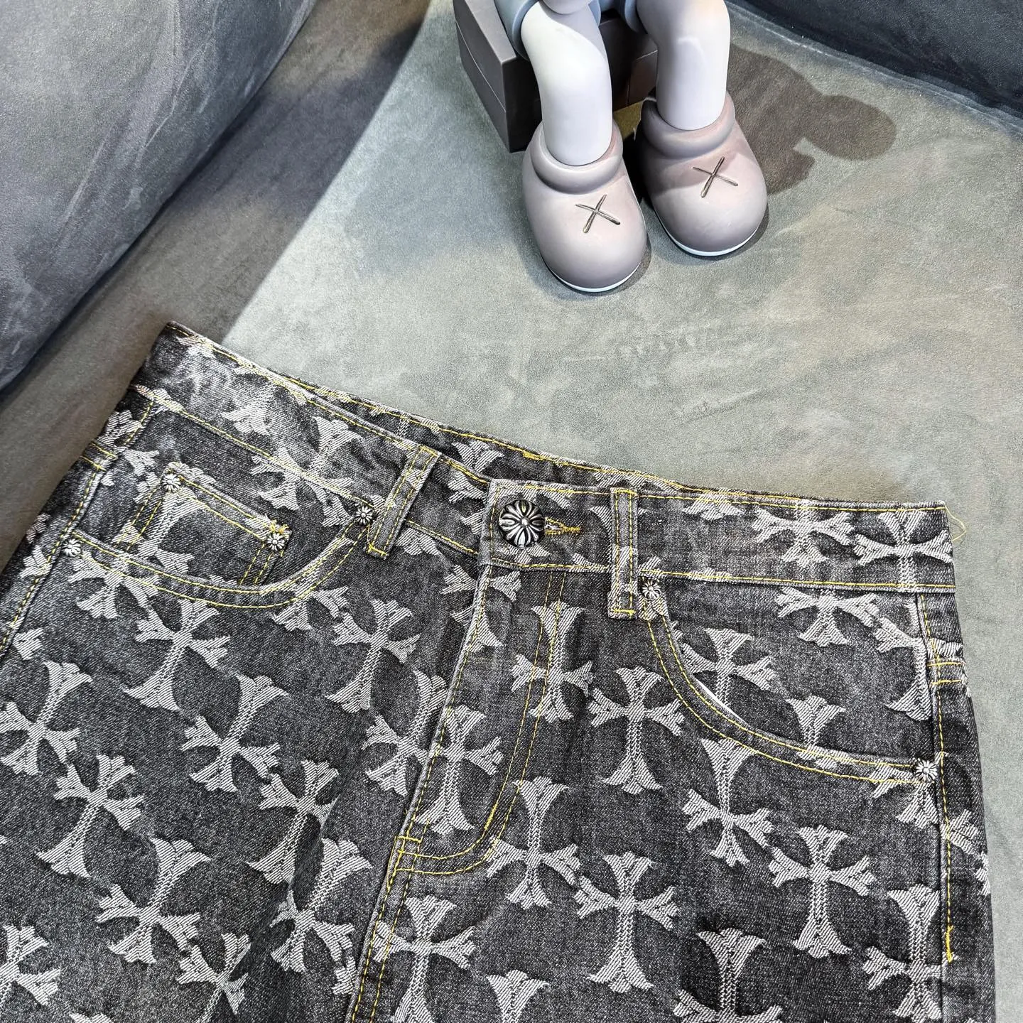 P220 [Black] Chrome Hearts｜Chrome Hearts CH all-over jacquard bootcut jeans - the same style as those of Internet celebrities. Cross-printed jeans, with unique cross design elements and all-over printing, full of design. It is made of 100% denim cotton fabric with heavy coarse yarn count, which ensures a stiff and tough silhouette while being soft, comfortable and breathable. The lapel is designed with silver buttons and is full of texture.  The classic dark yellow cross logo is all over the pants. They are generous and full of personality without being exaggerated. They are perfect for spring and summer!    Custom hardware! Same style for couples!  The three standards are complete, and the non-market version of the same style for men and women is free to compare and the quality is absolutely guaranteed. Size: 28/30/32/34/36 (s-xxl) Waist: 72/77/82/87/92 Knee: 55/56.5/58/59.5/61 Pants length: 103.5/110.5/107.5/109.5/111.5